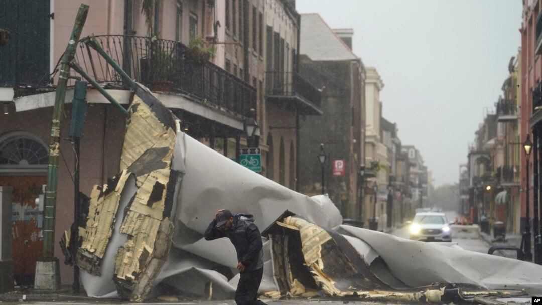 Mtu mmoja akipita eneo la French Quarter ambapo paa la nyumba limeng'olewa na kimbunga Ida huko NMew Orlens Louisiana. Jumapili Agosti 2021.
