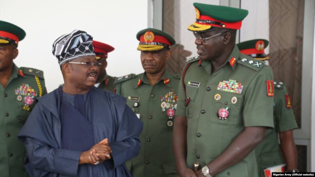 Gwamnan Oyo Abiola Ajimobi tare da Babban Hafsan Sojin Najeriya, Tukur Buratai 