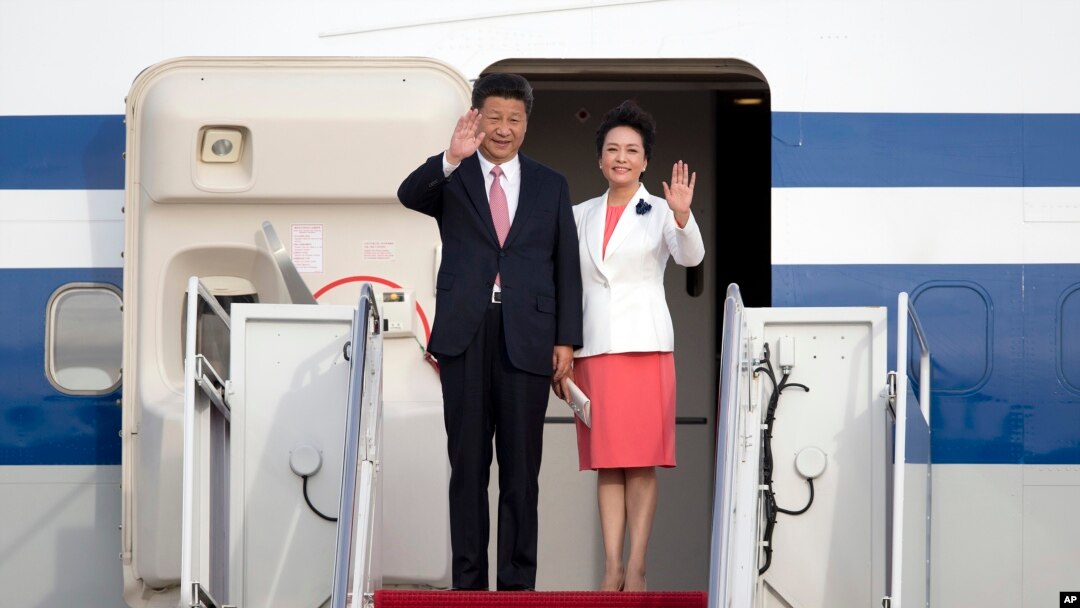 中國國家主席習近平和夫人彭麗媛抵達美國首都華盛頓附近的安德魯斯空軍基地。 （2015年9月24日）