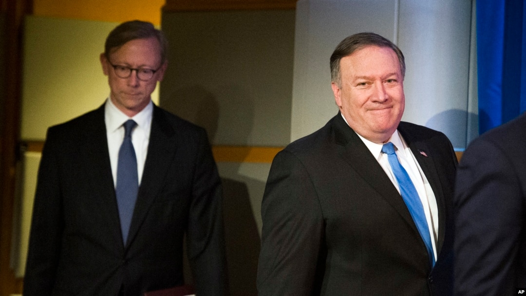 El Secretario de Estado, Mike Pompeo, a la derecha, seguido de Brian Hook, el representante especial para Iran, caminan hacia una rueda de prensa en el Departamento de Estado. 