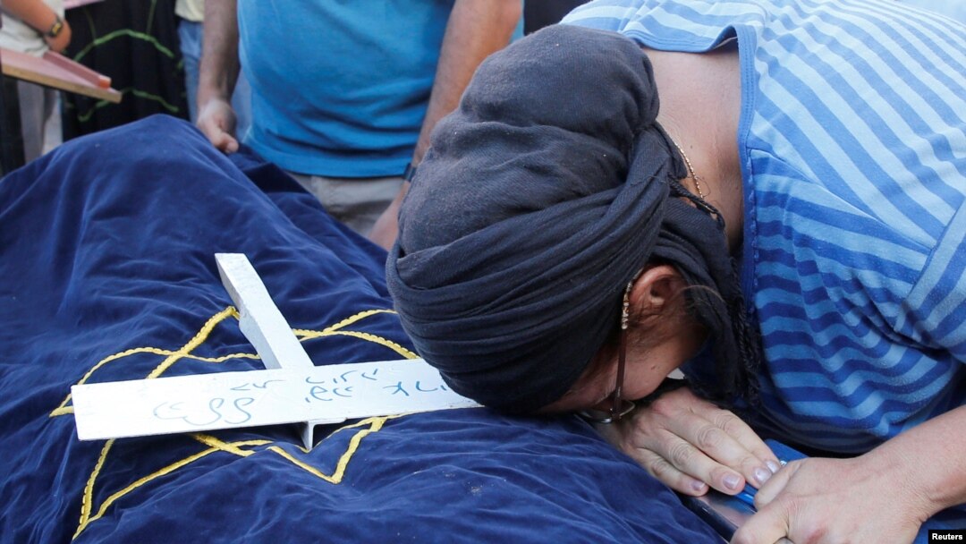La madre de la joven llora su muerte, este jueves.