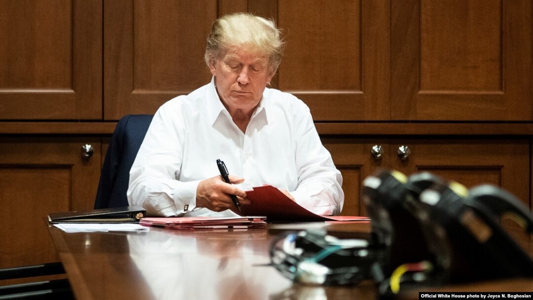 UMongameli Donald J. Trump usebenza ngesikhathi egula esibhedlela seWalter Reed National Military Medical Center eBethesda kwele Melika., Oct. 3, (Official White House photo by Joyce N. Boghosian)