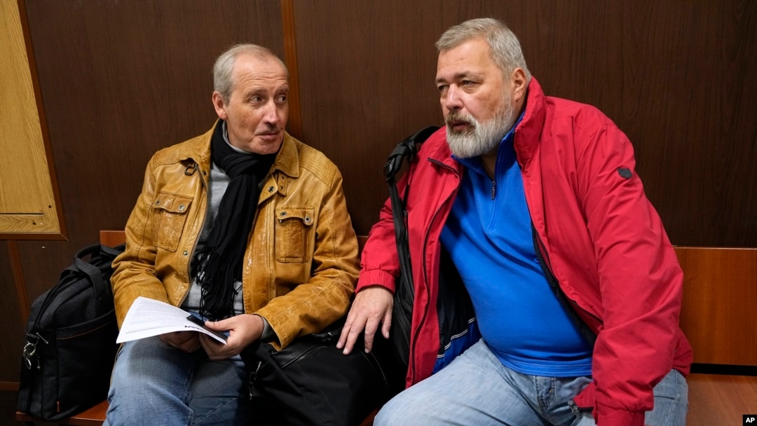 FILE - Sergei Sokolov, now editor-in-chief of the influential Russian newspaper Novaya Gazeta, left, and Nobel Peace Prize recipient Dmitry Muratov talk in a Moscow court on Sept. 5, 2022. Sokolov was detained Feb. 29, 2024, and accused of discrediting Russia's military.