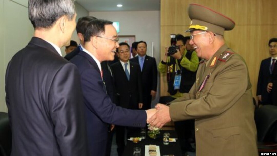 정홍원 한국 국무총리(왼쪽 두번째)와 김관진 청와대 국가안보실장(왼쪽) 등이 4일 인천아시아드주경기장에서 열린 인천 아시안게임 폐막식에 앞서 황병서 북한군 총정치국장(오른쪽) 등과 악수하고 있다.