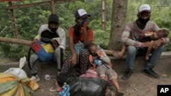 Migrantes venezolanos descansan mientras se alejan de la frontera con Venezuela hacia Pamplona, Colombia, el miércoles 7 de octubre de 2020.
