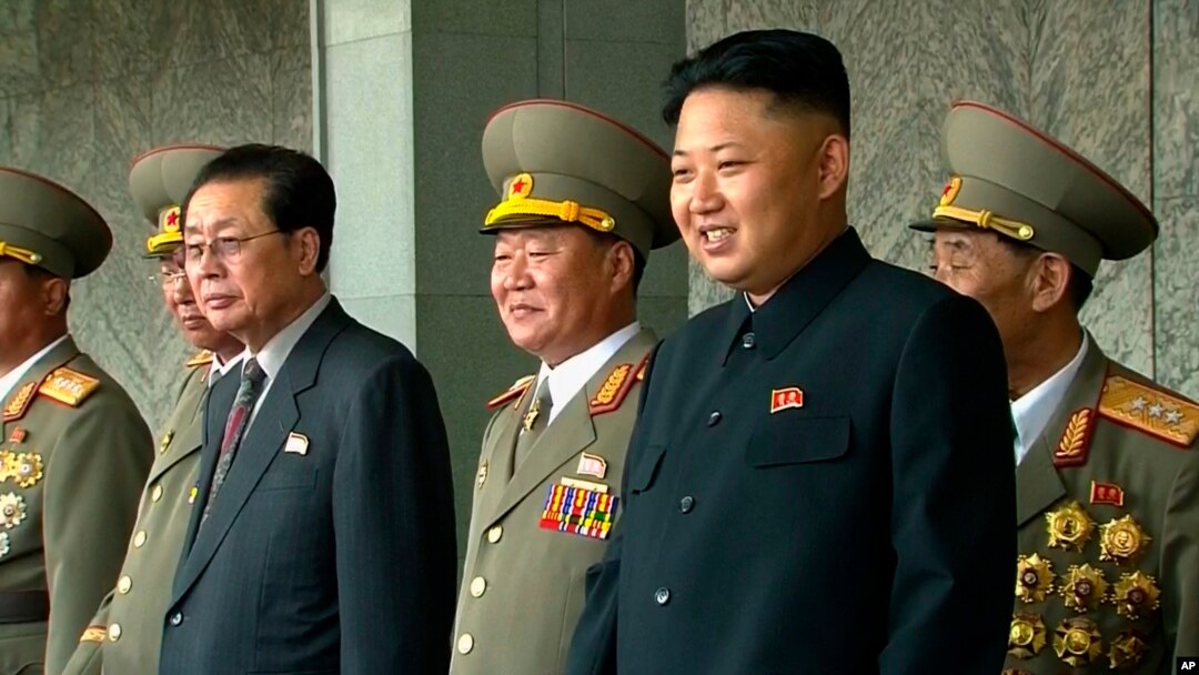 북한 정권수립 65주년 기념일을 맞은 지난 9월 평양 김일성광장에서 노농적위군 열병식과 군중시위 행사가 열린 가운데, 주석단에 장성택 국방위원회 부위원장(왼쪽 세번째)이 김정은 국방위원회 제1위원장(오른쪽 두번째)과 나란히 서 있다.