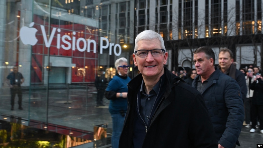 蘋果行政總裁庫克(Tim Cook) 於2024 年2月2日在紐約市的一家蘋果店，參加Vision Pro 耳機的發佈活動。