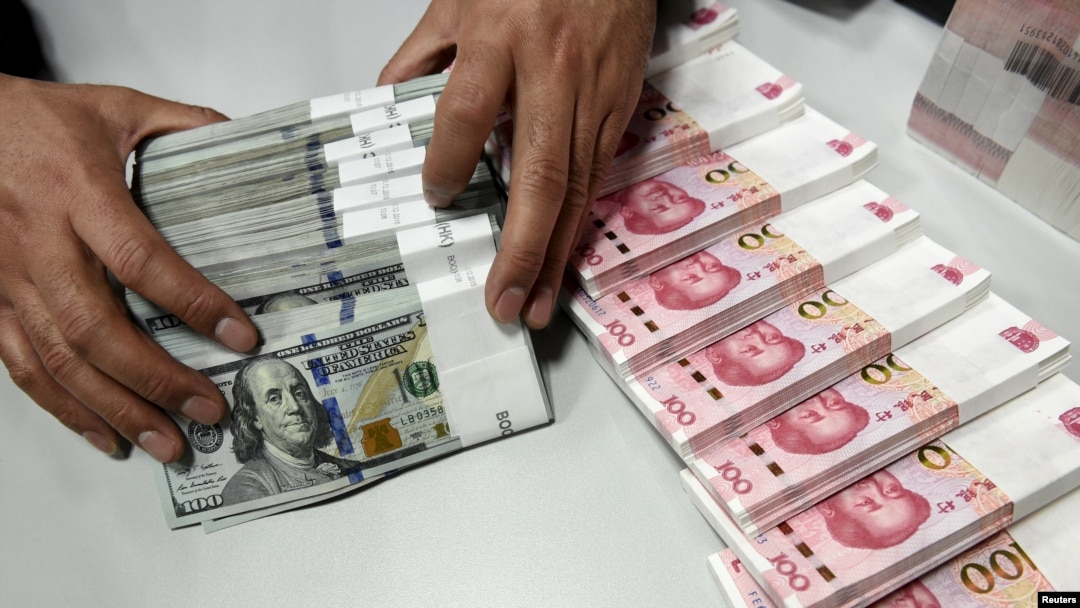 中國一名銀行職員在點數人民幣與美元。