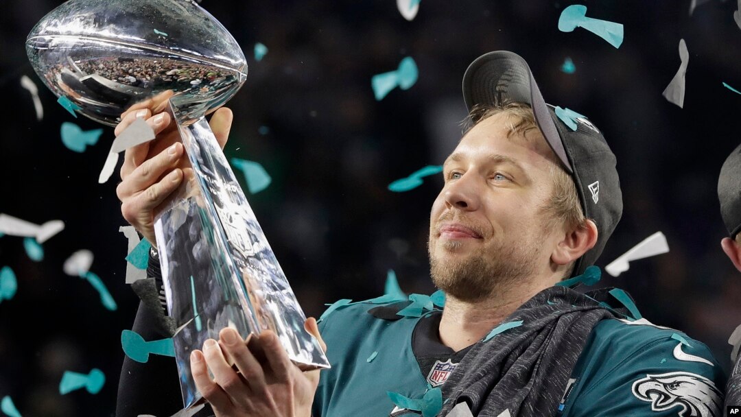 Nick Foles, quarterback de los Eagles de Filadelfia alza el Trofeo Vince Lombardi, al ganar el Super Bowl 52 derrotando a los Patriotas de Nueva Inglaterra.