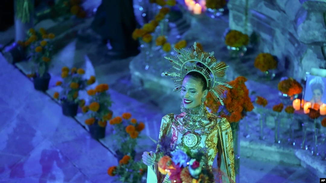 ARCHIVO - Miss Cuba Marianela Ancheta participa en un desfile de Catrinas que marca el Día de Muertos semanas antes del 73º concurso de belleza Miss Universo, en la Ciudad de México, el 1 de noviembre de 2024.