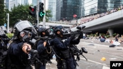 2019年6月12日，香港警方在與抗議者的暴力衝突中發射非致命的布袋彈、橡膠子彈。