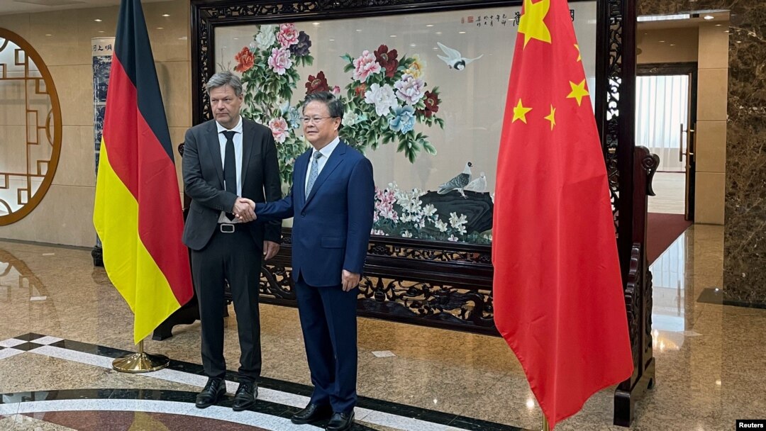 2024年6月22日，德國副總理兼經濟部長羅伯特·哈貝克在中國北京與國家發展和改革委員會主任鄭柵潔握手。