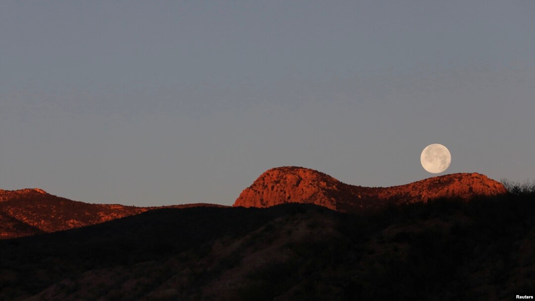 Una puesta lunar desde La Mora, Sonora, México, el 11 de enero de 2020.
