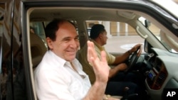 En esta imagen de archivo se observa al expresidente Abdalá Bucaram cuando deja la sede del Ministerio de Relaciones Exteriores de Panamá, donde le concedieron el asilo permanete.