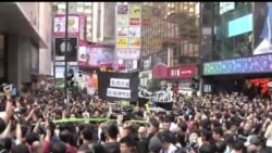 2013-10-20 美國之音視頻新聞: 香港萬人抗議當局電視發牌黑箱作業