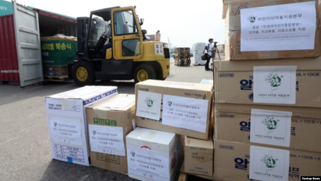 31일 한국 인천에서 '어린이의약품지원본부'가 평양 '만경대어린이종합병원'에 지원하는 의약품이 컨테이너에 실리고 있다. 의약품은 중국 단둥을 거쳐 다음달 10일 북한 남포항에 도착할 예정이다.