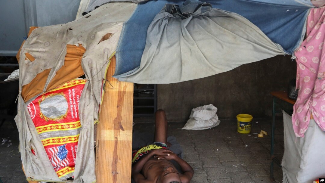 Un hombre descansa en el interior de un refugio improvisado construido dentro de una escuela pública que sirve como lugar seguro para los desplazados por la violencia pandillera en Puerto Príncipe, Haití, el 13 de septiembre de 2024.