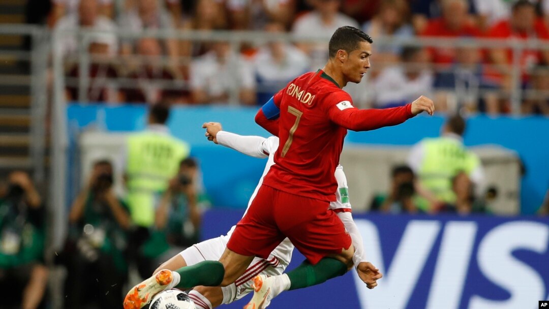 El portugués Cristiano Ronaldo choca con el iraní Alireza Jahanbakhsh durante el partido del grupo B entre Irán y Portugal en la Copa Mundial de fútbol 2018 en el Mordovia Arena en Saransk, Rusia, el lunes 25 de junio de 2018. (AP Photo / Francisco Seco)