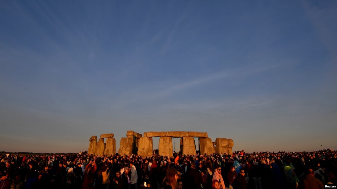 Una multitud recibe el Solsticio de Verano en el Círculo de Piedra de Stonehenge, en el suroeste de Gran Bretaña, el 21 de junio de 2018. REUTERS / Toby Melville.