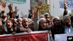 Kufr qonunlarini himoya qilib chiqqan namoyishchilar