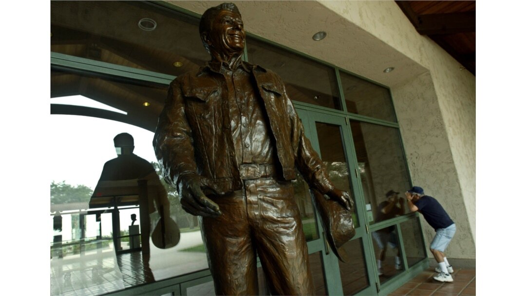 La estatua del presidente Ronald Reagan en la Biblioteca Presidencial Reagan en Simi Valley, California.