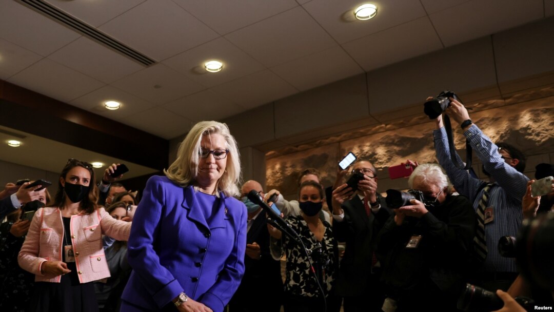 La congresista estadounidense Liz Cheney conversa con la prensa tras la votación que conllevó su cese en la Cámara en el Capitolio de Estados Unidos, en Washington, el 11 de mayo de 2021.