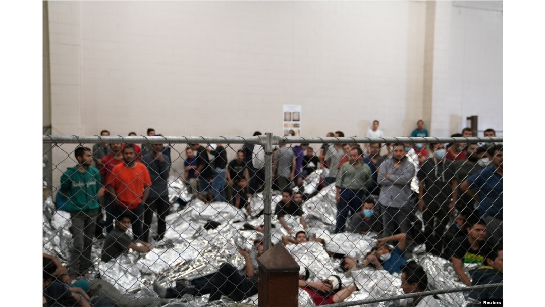 Hombres adultos solteros detenidos en una estación de la Patrulla Fronteriza en McAllen, Texas, EE.UU. 12 de julio de 2019. . REUTERS / Veronica G. Cardenas -