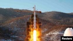 북한이 지난 2012년 12월 인공위성 발사에 성공했다며 '은하 3호' 장거리 로켓 발사 장면을 공개했다.