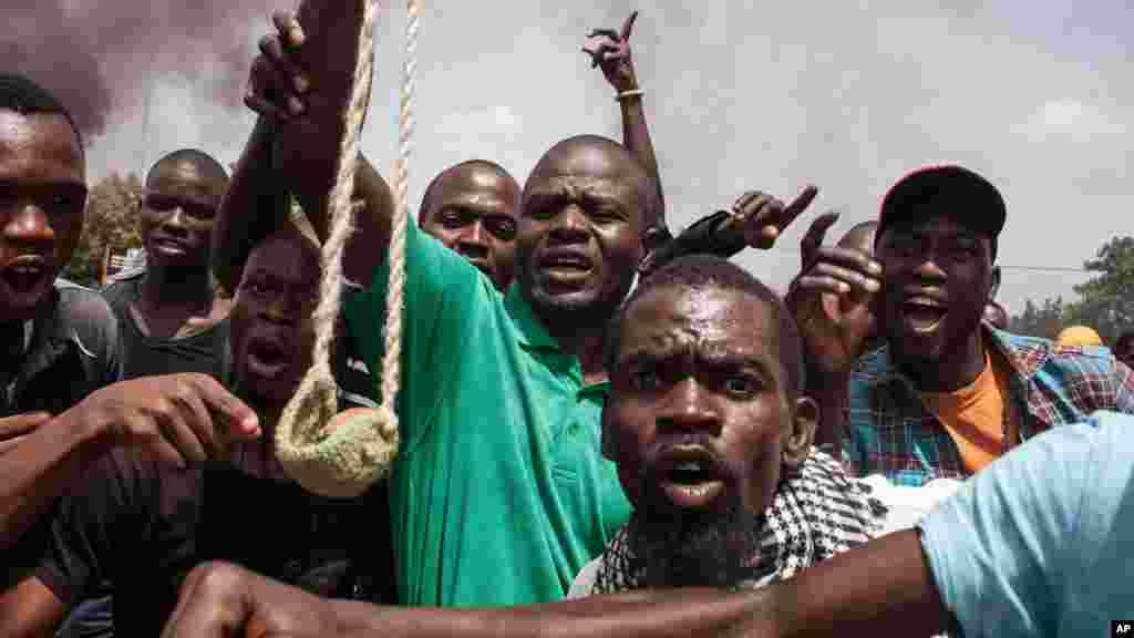 Cincirindon mutane bakin titi jimkadan da bayyana juyin mulki a Wagadugu fadar gwamnatin kasar Bukina Faso