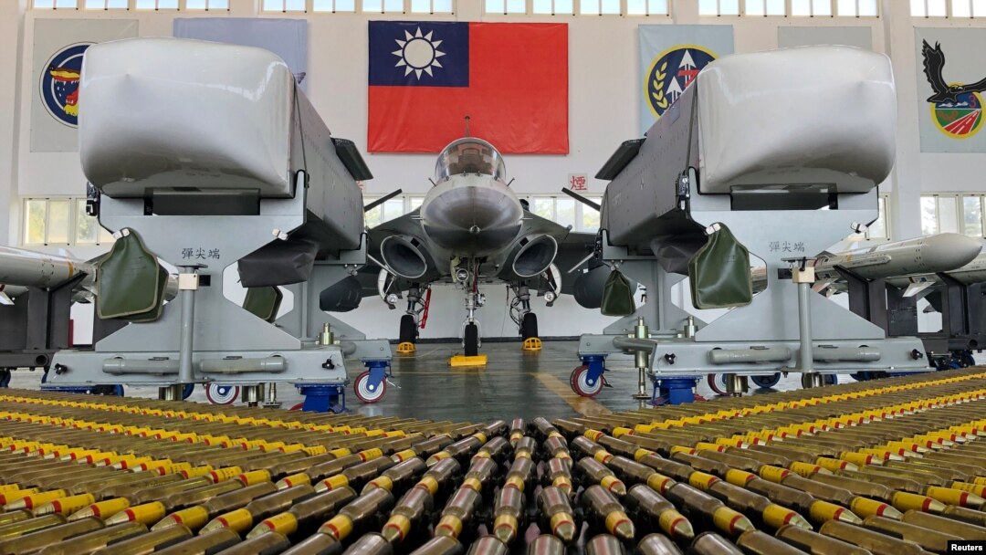 台灣澎湖馬公空軍基地的一架戰機和空對地巡航導彈( 2020年9月22日)