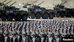 中國解放軍士兵在內蒙古朱日和訓練基地集結，準備參加慶祝解放軍建軍90週年閱兵 （2017年7月30日）