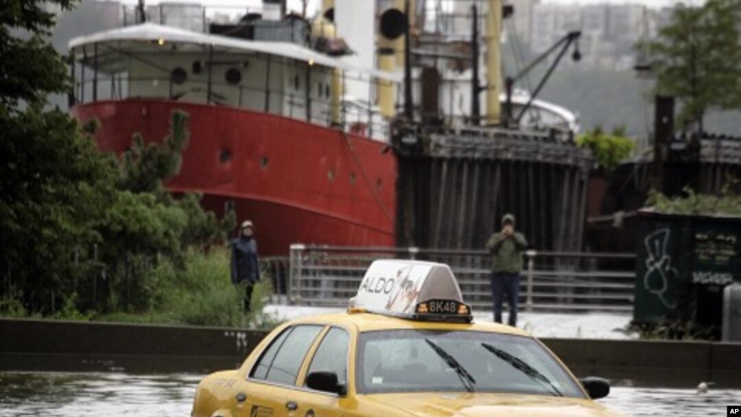 A New York City taxi is stranded in deep water on Manhattan’s West Side as Tropical Storm Irene passes through the city, in New York August 28, 2011