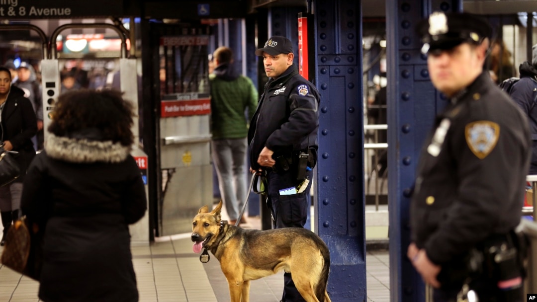 ARCHIVO - Policías patrullan el pasaje que vincula la terminal de autobuses de la Autoridad Portuaria de la ciudad de Nueva York con la estación de metro de Times Square, el 12 de diciembre de 2017, en Nueva York. 