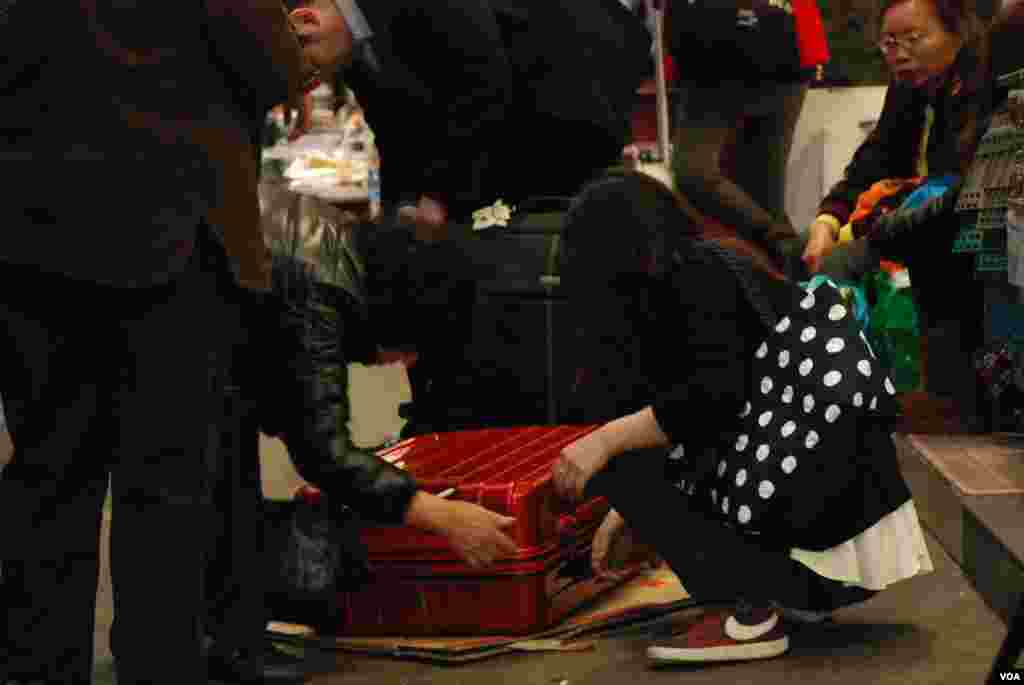 有大陸遊客在旺角街頭收拾行李箱,很多抗議大陸自由行的港人都不滿這種做法阻塞街道