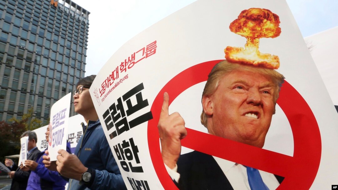 Manifestantes protestan en anticipación a la visita del presidente Doanld Trump frente a la embajada de EE.UU. en Seúl, Corea del Sur, el 1 de noviembre de 2017.