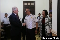 El fiscal general de EE.UU. Jeff Sessions saluda con el director de la policía salvadoreña, comisionado Howard Cotto. Les acompaña la embajadora de EE.UU. en El Salvador, Jean Manes. Julio 28 de 2017. Foto: Cortesía Comunicaciones PNC, El Salvador.