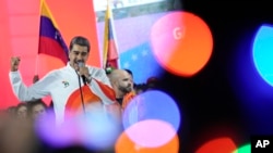 ARCHIVO: El presidente de Venezuela, Nicolás Maduro, proclama la victoria en un referendo sobre la región guyanesa del Esequibo en Caraca, el 3 de diciembre de 2023.