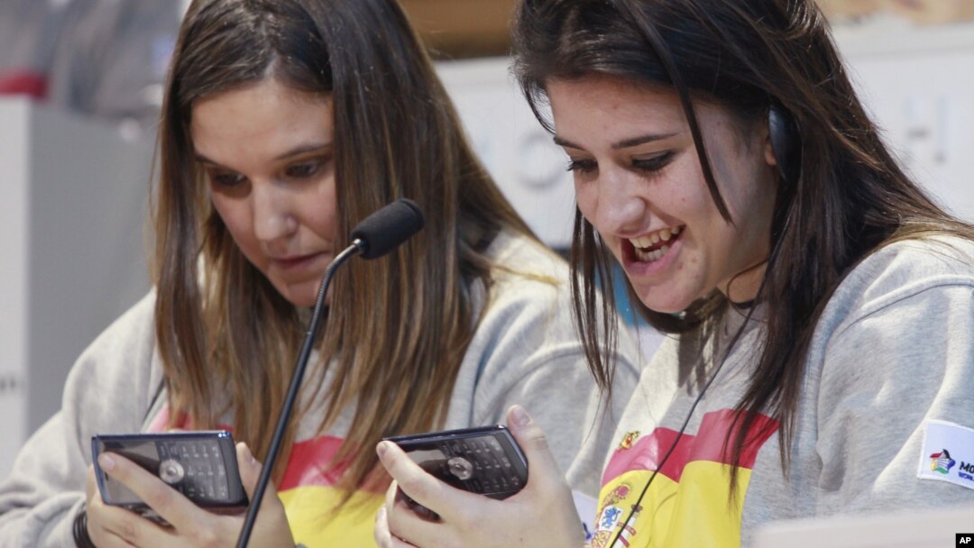 Dos chicas españolas participan en una competencia mundial de texteo, en Nueva York. Este lunes se cumplen 20 años del primer texto enviado a un teléfono celular.