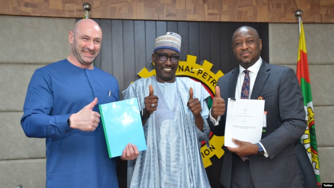 Shugaban NNPC Mele Kyari (tsakiya) a lokacin da aka rattaba hannun a kwantiragin