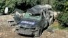 Un automóvil destruido con la inscripción "Press" se ve en el lugar de un ataque aéreo israelí que tuvo como objetivo un área donde se encontraban varios periodistas en la aldea de Hasbaya, en el sur del Líbano, el 25 de octubre de 2024.