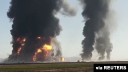 阿富汗靠近伊朗的邊境地區數百輛燃油車2月13日發生爆炸，引發大火。