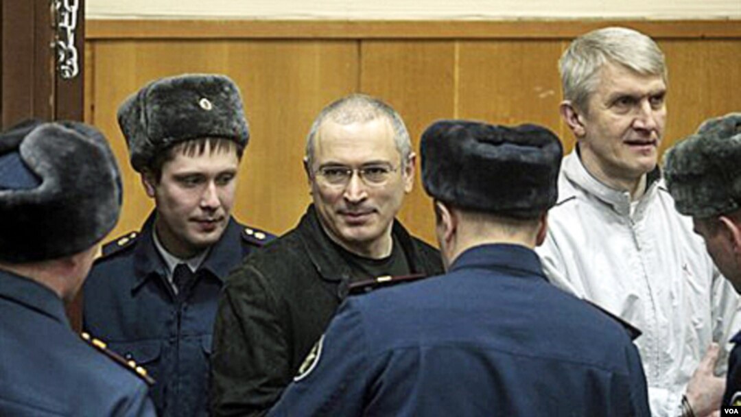 Mikhail Khodorkovsky y su socio Platon Lebedev, rodeados por la policía al llegar a la corte.