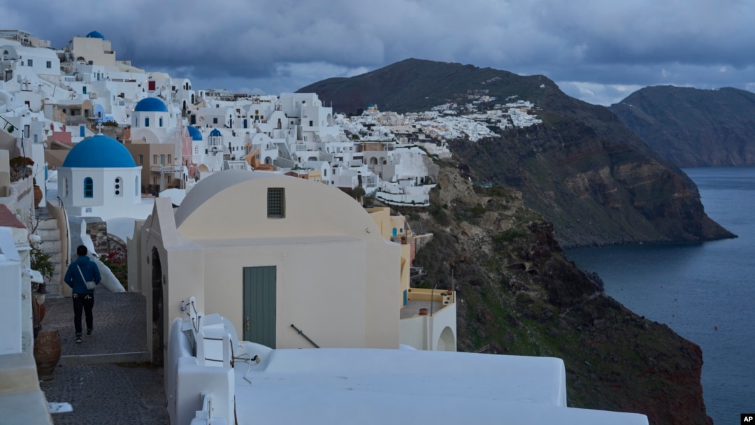 Una vista de las iglesias ortodoxas en el pueblo de Oia de la isla de Santorini, Grecia, el 4 de febrero de 2024.