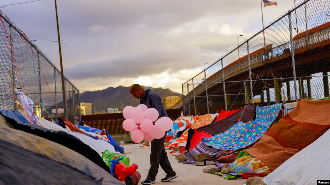 Jeahn Carlos Mayorga, un migrante de Venezuela, lleva globos para niños venezolanos en un campamento cerca del puente fronterizo internacional Paso del Norte, en Ciudad Juárez, México, el 24 de octubre de 2022. REUTERS/José Luis González.