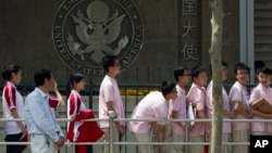 資料照：在美國駐華大使館外排隊等候簽證申請面試的中國學生。