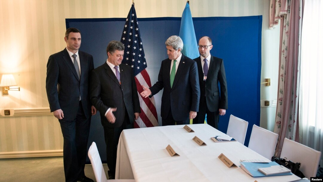 Ukrainian businessman and politician Petro Poroshenko (2nd L) and U.S. Secretary of State Kerry shake hands as Klitschko (L) Arseniy Yatsenyuk look on, Feb. 1, 2014.