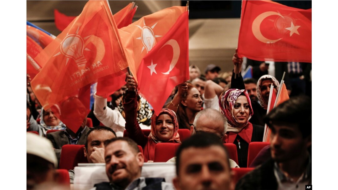 Prezident Erdog'an tarafdorlari Istanbulda uning nutqini tinglamoqda, 29-may, 2018-yil.