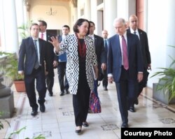 La embajadora de EE.UU. en El Salvador Jean Manes acompaña al fiscal general Jeff Sessions en su visita al Director General de Policía de El Salvador, comisionado Howard Cotto. San Salvador, Julio 28 de 2017. Foto: Cortesía Comunicaciones PNC, El Salvador.