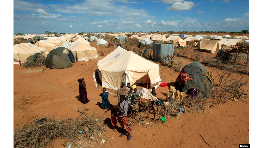 Wakimbizi wakiwa nje ya mahema yao katika kambi ya wakimbizi Ifo 2 ya Daadab karibu na mpaka wa Kenya-Somalia kaunti ya Garissa , Kenya Oct. 19, 2011.