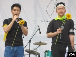 台北大學法律研究所吳同學(左一) (美國之音張永泰 拍攝)